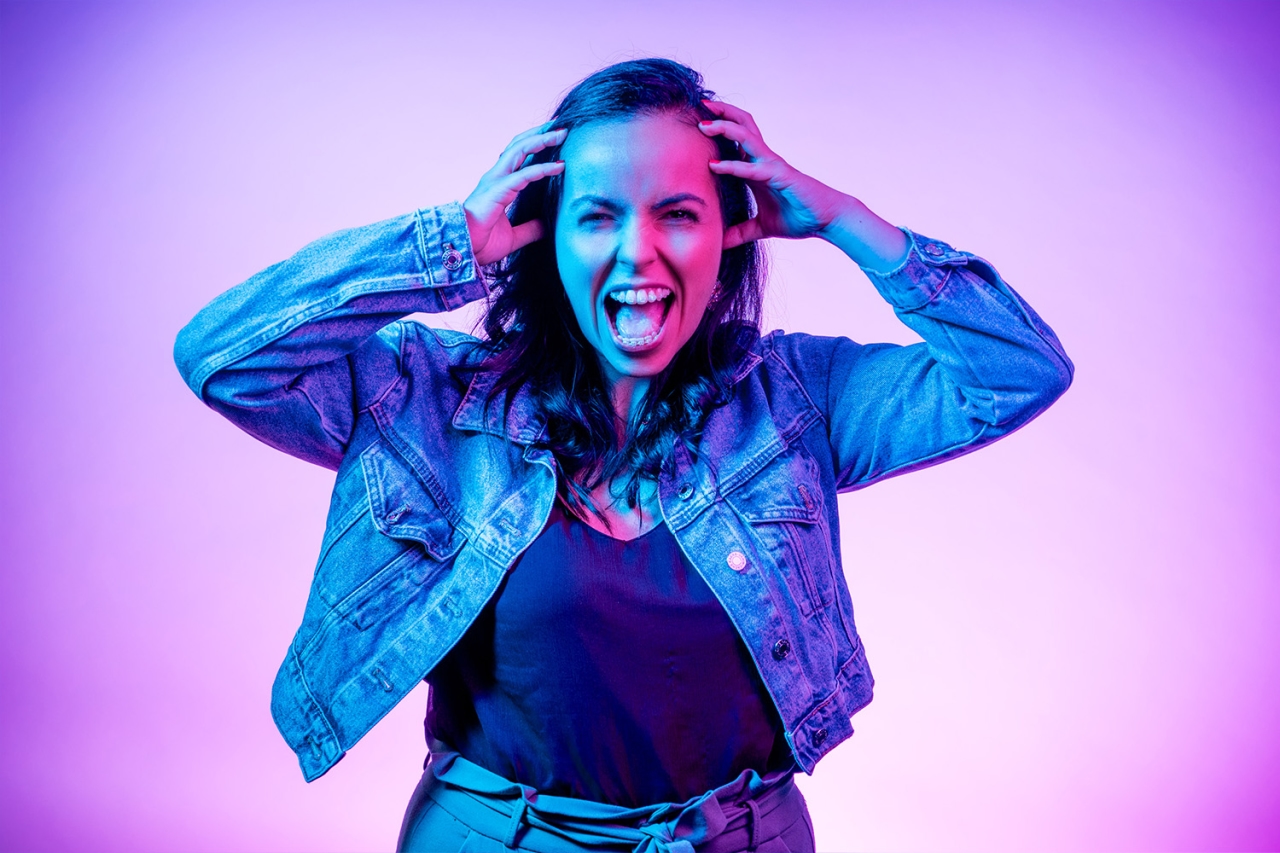 Frau hält sich die Hände an den Kopf 