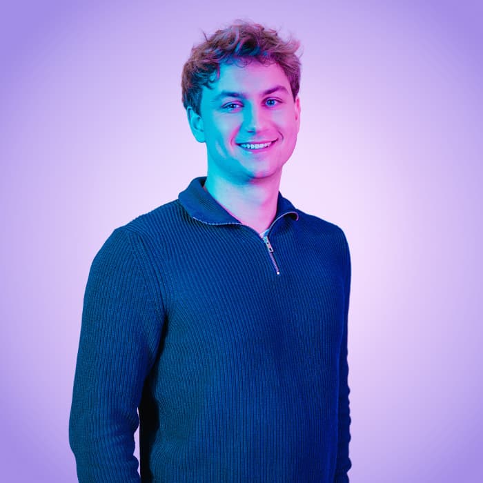 Gráfico de un ordenador personalizado sobre fondo azul