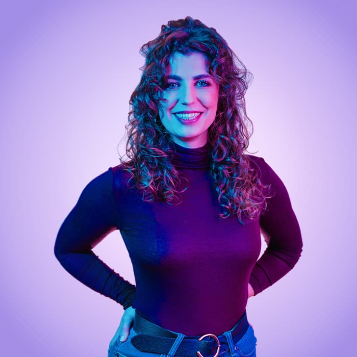 Gráfico de un ordenador personalizado sobre fondo azul