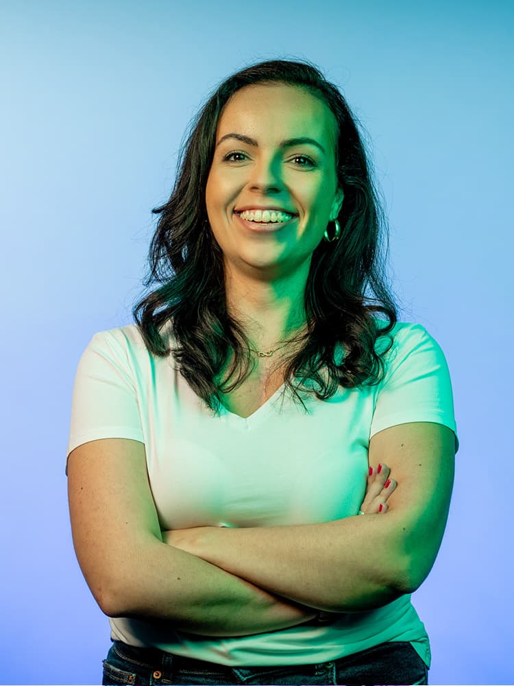 la mujer se ríe