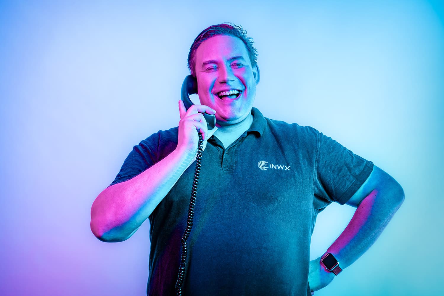 Mann telefoniert