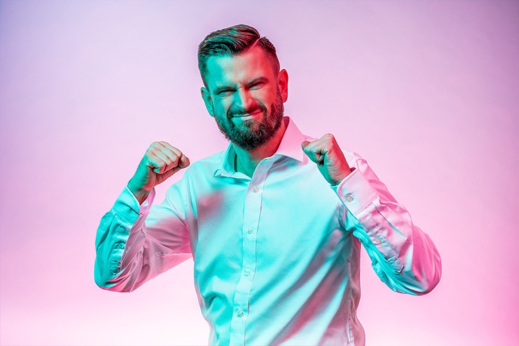 Hombre ha cerrado alegremente las manos en un puño