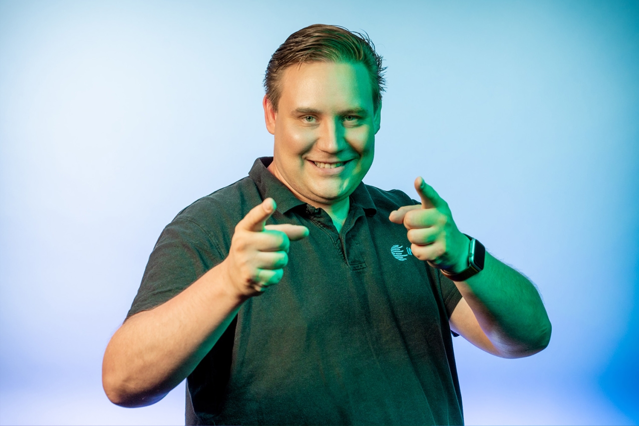 Mann zeigt freudig nach vorne